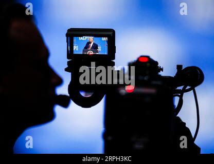 191028 -- CHICAGO, 28. Oktober 2019 Xinhua -- der Bildschirm einer Videokamera zeigt US-Präsident Donald Trump, der auf der International Association of Chiefs of Police Conference im McCormick Place Convention Center in Chicago, USA, am 28. Oktober 2019 sprach. Foto von Joel Lerner/Xinhua U.S.-CHICAGO-TRUMP-IACP-KONFERENZ PUBLICATIONxNOTxINxCHN Stockfoto