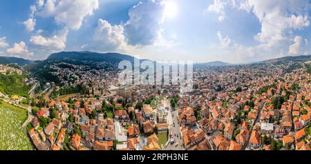 Blick aus der Vogelperspektive auf das historische Stadtzentrum, Bascarsija alte Basar Straßen Sarajevo, Bosnien Stockfoto