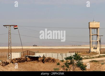 191028 -- QAMISCHLI SYRIEN, 28. Oktober 2019 -- Ein syrischer Soldat wird beim Einsatz an der syrisch-türkischen Grenze in der Landschaft der Stadt Qamischli in der Provinz al-Hasaka im Nordosten Syriens am 28. Oktober 2019 gesehen. Die syrische Regierung begrüßt den Rückzug der kurdischen Truppen von der syrisch-türkischen Grenze und sagt, dass dieser Rückzug der Türkei ihren Vorwand nehmen wird, nordsyrische Gebiete anzugreifen, sagte das syrische Außenministerium in einer Erklärung vom Sonntag. STR/Xinhua SYRIEN-QAMISCHLI-ARMEE-TÜRKEI-GRENZEINSATZ Stringer PUBLICATIONxNOTxINxCHN Stockfoto