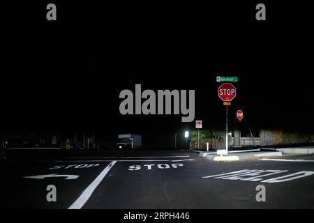 191029 -- SAN FRANCISCO, 29. Oktober 2019 -- Foto aufgenommen am 28. Oktober 2019 zeigt ein Wohngebiet während eines Stromausfalls in Redwood City, San Francisco Bay Area, Kalifornien, USA. Die Pacific Gas and Electric Company PG&E, ein Hauptstromversorger in Kalifornien, führte am Samstag eine Stromabschaltung durch, die insgesamt 940.000 Kunden in 36 Countys im ganzen Bundesstaat traf. Das Unternehmen sagte, es sei eine Maßnahme, die die Gefahr von Waldbränden verringern soll, die durch Strecken ausgelöst werden könnten, die durch böige Winde herabgestürzt werden. US-KALIFORNIEN-WILDES FEUER-BLACKOUT WUX Stockfoto