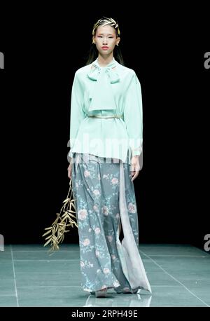 191029 -- PEKING, 29. Oktober 2019 -- Ein Modell präsentiert eine Kreation des Designers Zhang Yichao während der China Fashion Week S/S 2020 in Peking, Hauptstadt von China, 29. Oktober 2019. CHINA-PEKING-FASHION WEEK CN ChenxJianli PUBLICATIONxNOTxINxCHN Stockfoto