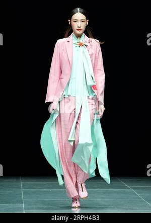 191029 -- PEKING, 29. Oktober 2019 -- Ein Modell präsentiert eine Kreation des Designers Zhang Yichao während der China Fashion Week S/S 2020 in Peking, Hauptstadt von China, 29. Oktober 2019. CHINA-PEKING-FASHION WEEK CN ChenxJianli PUBLICATIONxNOTxINxCHN Stockfoto