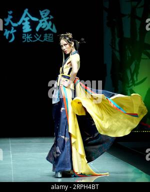 191029 -- PEKING, 29. Oktober 2019 -- Ein Modell präsentiert eine Kreation des Designers Zhang Yichao während der China Fashion Week S/S 2020 in Peking, Hauptstadt von China, 29. Oktober 2019. CHINA-PEKING-FASHION WEEK CN ChenxJianli PUBLICATIONxNOTxINxCHN Stockfoto