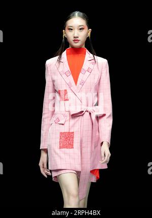 191029 -- PEKING, 29. Oktober 2019 -- Ein Modell präsentiert eine Kreation des Designers Zhang Yichao während der China Fashion Week S/S 2020 in Peking, Hauptstadt von China, 29. Oktober 2019. CHINA-PEKING-FASHION WEEK CN ChenxJianli PUBLICATIONxNOTxINxCHN Stockfoto