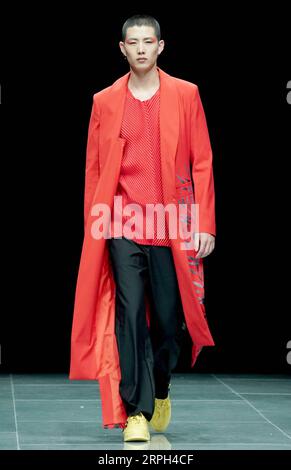 191029 -- PEKING, 29. Oktober 2019 -- Ein Modell präsentiert eine Kreation des Designers Zhang Yichao während der China Fashion Week S/S 2020 in Peking, Hauptstadt von China, 29. Oktober 2019. CHINA-PEKING-FASHION WEEK CN ChenxJianli PUBLICATIONxNOTxINxCHN Stockfoto