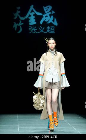 191029 -- PEKING, 29. Oktober 2019 -- Ein Modell präsentiert eine Kreation des Designers Zhang Yichao während der China Fashion Week S/S 2020 in Peking, Hauptstadt von China, 29. Oktober 2019. CHINA-PEKING-FASHION WEEK CN ChenxJianli PUBLICATIONxNOTxINxCHN Stockfoto