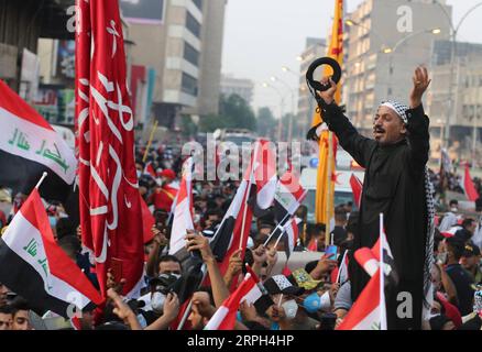 Bilder des Jahres 2019, Nachrichten 10. Oktober 191029 -- BAGDAD, 29. Oktober 2019 Xinhua -- Menschen nehmen an einem Protest in Bagdad, Irak, am 29. Oktober 2019 Teil. Die Sonderbeauftragte des UN-Generalsekretärs für den Irak, Jeanine Hennis-Plasschaert, forderte am Dienstag einen nationalen Dialog zur Lösung der laufenden Proteste gegen die Regierung im Irak. Xinhua/Khalil Dawood IRAQ-BAGDAD-PROTEST PUBLICATIONxNOTxINxCHN Stockfoto