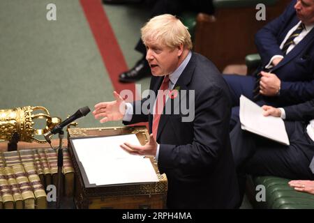 Bilder des Jahres 2019, News 10 Oktober News Bilder des Tages 191029 -- LONDON, 29. Oktober 2019 Xinhua -- der britische Premierminister Boris Johnson spricht am 29. Oktober 2019 im britischen Unterhaus. Großbritannien scheint die Parlamentswahlen am 12. Dezember abzuhalten, nachdem die Abgeordneten am Dienstagabend nach Monaten des Brexit-Sackguts dafür gestimmt hatten. Jessica Taylor/UK Parliament/Handout via Xinhua HOC OBLIGATORISCHER KREDIT: UK Parliament/Jessica Taylor GROSSBRITANNIEN-LONDON-GENERAL ELECTION PUBLICATIONxNOTxINxCHN Stockfoto