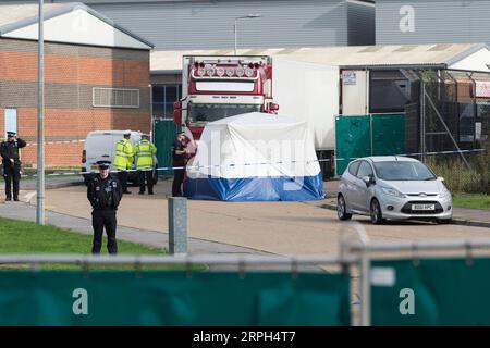 191030 -- LONDON, 30. Oktober 2019 -- Polizeibeamte arbeiten an dem Ort, an dem am 23. Oktober 2019 39 Leichen in einem Schiffscontainer im Waterglade Industrial Park in Essex, Großbritannien, gefunden wurden. Foto von /Xinhua Xinhua Schlagzeilen: Lkw-Todesfälle schocken Großbritannien und darüber hinaus, die Besorgnis über illegale Einwanderung aufwerfen RayxTang PUBLICATIONxNOTxINxCHN Stockfoto