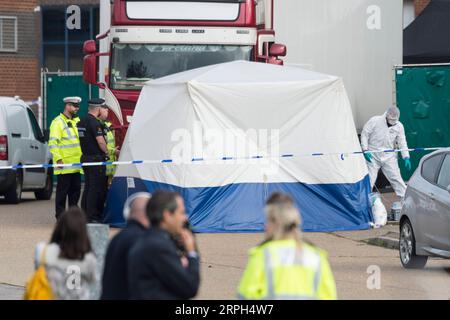 191030 -- LONDON, 30. Oktober 2019 -- Polizeibeamte arbeiten an dem Ort, an dem am 23. Oktober 2019 39 Leichen in einem Schiffscontainer im Waterglade Industrial Park in Essex, Großbritannien, gefunden wurden. Foto von /Xinhua Xinhua Schlagzeilen: Lkw-Todesfälle schocken Großbritannien und darüber hinaus, die Besorgnis über illegale Einwanderung aufwerfen RayxTang PUBLICATIONxNOTxINxCHN Stockfoto
