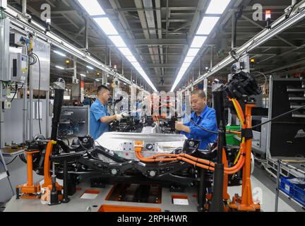 191030 -- SHANGHAI, 30. Oktober 2019 -- Mitarbeiter arbeiten an einer Produktionslinie von SAIC Volkswagen im ostchinesischen Shanghai, 29. Oktober 2019. CHINA-SHANGHAI-CAR-PRODUKTIONSLINIE CN DINGXTING PUBLICATIONXNOTXINXCHN Stockfoto