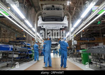 191030 -- SHANGHAI, 30. Oktober 2019 -- Mitarbeiter arbeiten an einer Produktionslinie von SAIC Volkswagen im ostchinesischen Shanghai, 29. Oktober 2019. CHINA-SHANGHAI-CAR-PRODUKTIONSLINIE CN DINGXTING PUBLICATIONXNOTXINXCHN Stockfoto