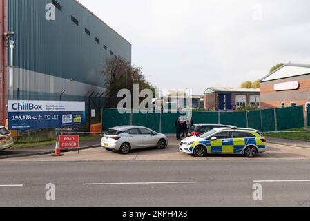 191030 -- LONDON, 30. Oktober 2019 -- Polizeibeamte sperrten die Szene ab, wo am 23. Oktober 2019 39 Leichen in einem Schiffscontainer im Waterglade Industrial Park in Essex, Großbritannien, gefunden wurden. Foto von /Xinhua Xinhua Schlagzeilen: Lkw-Todesfälle schocken Großbritannien und darüber hinaus, die Besorgnis über illegale Einwanderung aufwerfen RayxTang PUBLICATIONxNOTxINxCHN Stockfoto