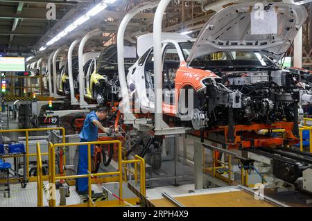 191030 -- SHANGHAI, 30. Oktober 2019 -- Ein Mitarbeiter arbeitet an einer Produktionslinie von SAIC Volkswagen im ostchinesischen Shanghai, 29. Oktober 2019. CHINA-SHANGHAI-CAR-PRODUKTIONSLINIE CN DINGXTING PUBLICATIONXNOTXINXCHN Stockfoto