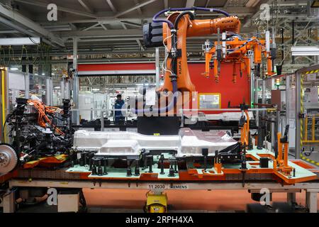 191030 -- SHANGHAI, 30. Oktober 2019 -- Robot Works at a Production Line of SAIC Volkswagen in East China s Shanghai, 29. Oktober 2019. CHINA-SHANGHAI-CAR-PRODUKTIONSLINIE CN DINGXTING PUBLICATIONXNOTXINXCHN Stockfoto