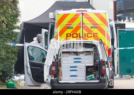 191030 -- LONDON, 30. Oktober 2019 -- Ein Polizeiforensiker arbeitet am Tatort, an dem 39 Leichen in einem Schiffscontainer im Waterglade Industrial Park in Essex, Großbritannien, am 23. Oktober 2019 gefunden wurden. Foto von /Xinhua Xinhua Schlagzeilen: Lkw-Todesfälle schocken Großbritannien und darüber hinaus, die Besorgnis über illegale Einwanderung aufwerfen RayxTang PUBLICATIONxNOTxINxCHN Stockfoto