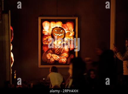 191030 -- NEW YORK, 30. Oktober 2019 -- Besucher sehen die beleuchteten Jack O Laternen im Great Jack O Lantern Blaze, gehalten in Croton-on-Hudson, New York State, USA, 29. Oktober 2019. Mehr als 7.000 beleuchtete Jack O Laternen, alle von Handwerkern entworfen und handgeschnitzt, sind während der Show zu sehen, die in diesem Jahr voraussichtlich mehr als 180.000 Besucher anziehen wird. U.S.-NEW YORK-KÜRBIS-LATERNE WangxYing PUBLICATIONxNOTxINxCHN Stockfoto