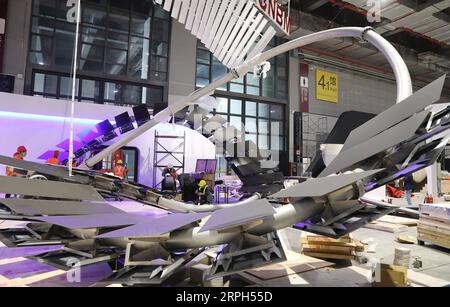 191030 -- SHANGHAI, 30. Oktober 2019 -- Mitarbeiter arbeiten im National Exhibition and Convention Center Shanghai, dem Veranstaltungsort der zweiten China International Import Expo CIIE, in Shanghai, Ostchina, 30. Oktober 2019. CHINA-SHANGHAI-CIIE-ARRANGEMENT CN FangxZhe PUBLICATIONxNOTxINxCHN Stockfoto