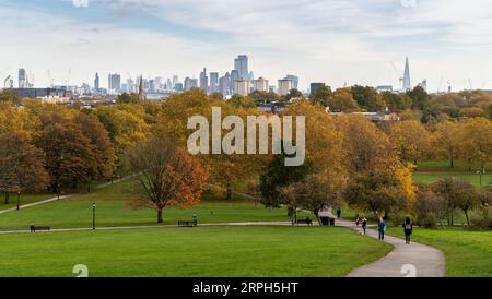 191030 -- LONDON, 30. Oktober 2019 -- am 30. Oktober 2019 genießen die Menschen ihre Freizeit in Primrose Hill in London, Großbritannien. GROSSBRITANNIEN-LONDON-HERBSTLAUB HanxYan PUBLICATIONxNOTxINxCHN Stockfoto