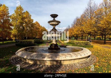 191030 -- LONDON, 30. Oktober 2019 -- Ein Brunnen wird am 30. Oktober 2019 im Regent s Park in London, Großbritannien, gesehen. GROSSBRITANNIEN-LONDON-HERBSTLAUB HanxYan PUBLICATIONxNOTxINxCHN Stockfoto