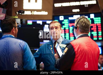 191030 -- NEW YORK, 30. Oktober 2019 -- Händler arbeiten am 30. Oktober 2019 an der New York Stock Exchange in New York, USA. Die US-Aktien endeten am Mittwoch höher. Der Dow stieg um 0,43 Prozent auf 27.186.69, der S&P 500 um 0,33 Prozent auf 3.046,77 und der Nasdaq um 0,33 Prozent auf 8.303,98. U.S.-NEW YORK-STOCKS WangxYing PUBLICATIONxNOTxINxCHN Stockfoto