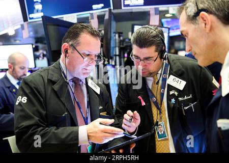 191030 -- NEW YORK, 30. Oktober 2019 -- Händler arbeiten am 30. Oktober 2019 an der New York Stock Exchange in New York, USA. Die US-Aktien endeten am Mittwoch höher. Der Dow stieg um 0,43 Prozent auf 27.186.69, der S&P 500 um 0,33 Prozent auf 3.046,77 und der Nasdaq um 0,33 Prozent auf 8.303,98. U.S.-NEW YORK-STOCKS WangxYing PUBLICATIONxNOTxINxCHN Stockfoto