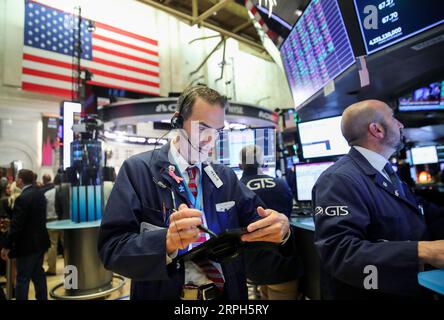 191030 -- NEW YORK, 30. Oktober 2019 -- Händler arbeiten am 30. Oktober 2019 an der New York Stock Exchange in New York, USA. Die US-Aktien endeten am Mittwoch höher. Der Dow stieg um 0,43 Prozent auf 27.186.69, der S&P 500 um 0,33 Prozent auf 3.046,77 und der Nasdaq um 0,33 Prozent auf 8.303,98. U.S.-NEW YORK-STOCKS WangxYing PUBLICATIONxNOTxINxCHN Stockfoto