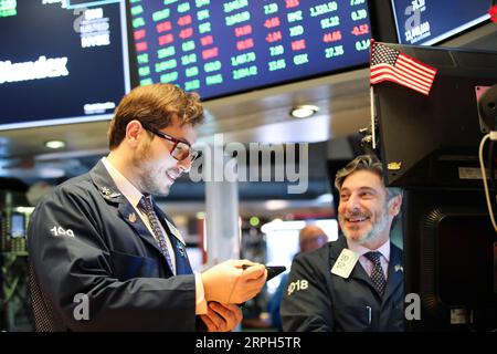 191030 -- NEW YORK, 30. Oktober 2019 -- Händler arbeiten am 30. Oktober 2019 an der New York Stock Exchange in New York, USA. Die US-Aktien endeten am Mittwoch höher. Der Dow stieg um 0,43 Prozent auf 27.186.69, der S&P 500 um 0,33 Prozent auf 3.046,77 und der Nasdaq um 0,33 Prozent auf 8.303,98. U.S.-NEW YORK-STOCKS WangxYing PUBLICATIONxNOTxINxCHN Stockfoto