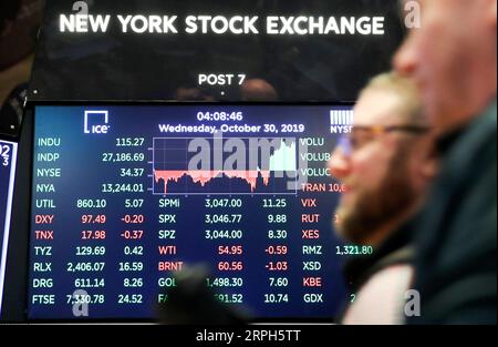 191030 -- NEW YORK, 30. Oktober 2019 -- ein elektronischer Bildschirm zeigt die Handelsdaten an der New York Stock Exchange in New York, USA, am 30. Oktober 2019. Die US-Aktien endeten am Mittwoch höher. Der Dow stieg um 0,43 Prozent auf 27.186.69, der S&P 500 um 0,33 Prozent auf 3.046,77 und der Nasdaq um 0,33 Prozent auf 8.303,98. U.S.-NEW YORK-STOCKS WangxYing PUBLICATIONxNOTxINxCHN Stockfoto