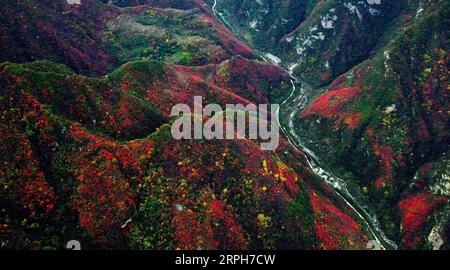 191101 -- PEKING, 1. November 2019 -- Luftaufnahme aufgenommen am 31. Oktober 2019 zeigt die Landschaft des Shaohua Berges in der nordwestlichen chinesischen Provinz Shaanxi. XINHUA FOTOS DES TAGES LiuxXiao PUBLICATIONxNOTxINxCHN Stockfoto