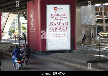 191101 -- BANGKOK, 1. November 2019 -- Menschen kommen an einem Poster des 35. ASEAN-Gipfels und der damit verbundenen Gipfel in Bangkok, Thailand, 30. Oktober 2019 vorbei. Der 35. ASEAN-Gipfel und die dazugehörigen Gipfeltreffen sind für den 2. Bis 4. November in Bangkok geplant. Achen Sageamsak THAILAND-BANGKOK-ASEAN GIPFELVORBEREITUNG LaxHeng PUBLICATIONxNOTxINxCHN Stockfoto