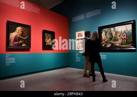 191101 -- LEIDEN, 1. Nov. 2019 Xinhua -- Besucher sehen ein Werk von Rembrandt bei einer Vorschau auf die Ausstellung Young Rembrandt - Rising Star in Leiden, Niederlande, 31. Okt. 2019. Die Ausstellung wird am 2. November 2019 im Museum de Lakenhal in Leiden eröffnet und dauert bis zum 9. Februar 2020. Die Ausstellung zeigt über 40 Gemälde, 70 Radierungen und 10 Zeichnungen. Foto von Sylvia Lederer/Xinhua DIE NIEDERLANDE-LEIDEN-JUNGE REMBANDT-AUSSTELLUNG PUBLICATIONxNOTxINxCHN Stockfoto