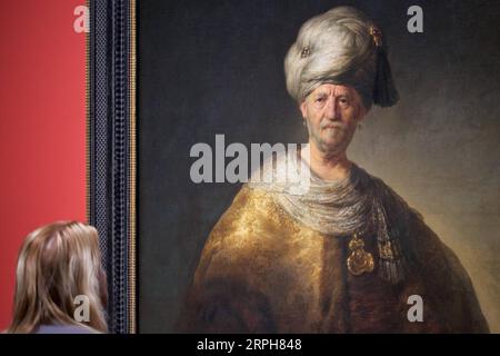 191101 -- LEIDEN, 1. Nov. 2019 Xinhua -- Ein Besucher betrachtet ein Werk von Rembrandt bei einer Vorschau auf die Ausstellung Young Rembrandt - Rising Star in Leiden, Niederlande, 31. Okt. 2019. Die Ausstellung wird am 2. November 2019 im Museum de Lakenhal in Leiden eröffnet und dauert bis zum 9. Februar 2020. Die Ausstellung zeigt über 40 Gemälde, 70 Radierungen und 10 Zeichnungen. Foto von Sylvia Lederer/Xinhua DIE NIEDERLANDE-LEIDEN-JUNGE REMBANDT-AUSSTELLUNG PUBLICATIONxNOTxINxCHN Stockfoto