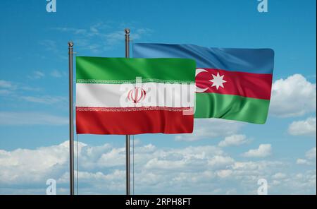 Aserbaidschan und die iranische Flagge, die im Wind am blauen Himmel zusammenwinken, zwei Konzepte der Länderzusammenarbeit Stockfoto