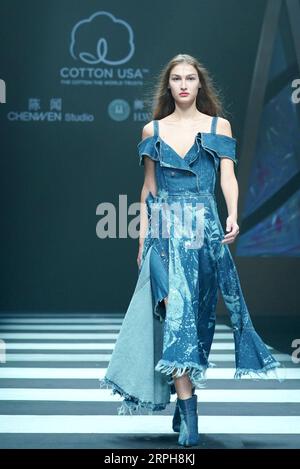 191102 -- PEKING, 2. November 2019 -- Ein Modell präsentiert Kreationen des Designers Chen Wen auf der COTTON USA & H.W.TEXTILESChen Wen Show während der China Fashion Week in Peking, Hauptstadt von China, 2. November 2019. CHINA-PEKING-MODE CN ChenxJianli PUBLICATIONxNOTxINxCHN Stockfoto