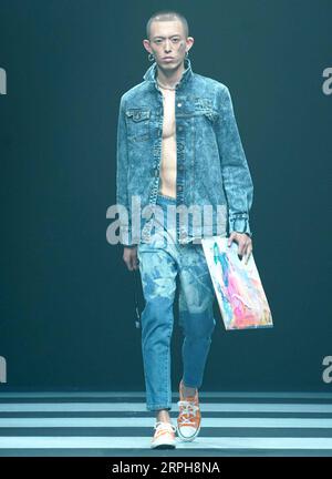 191102 -- PEKING, 2. November 2019 -- Ein Modell präsentiert Kreationen des Designers Chen Wen auf der COTTON USA & H.W.TEXTILESChen Wen Show während der China Fashion Week in Peking, Hauptstadt von China, 2. November 2019. CHINA-PEKING-MODE CN ChenxJianli PUBLICATIONxNOTxINxCHN Stockfoto