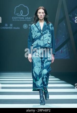 191102 -- PEKING, 2. November 2019 -- Ein Modell präsentiert Kreationen des Designers Chen Wen auf der COTTON USA & H.W.TEXTILESChen Wen Show während der China Fashion Week in Peking, Hauptstadt von China, 2. November 2019. CHINA-PEKING-MODE CN ChenxJianli PUBLICATIONxNOTxINxCHN Stockfoto