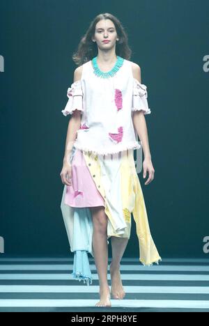 191102 -- PEKING, 2. November 2019 -- Ein Modell präsentiert Kreationen des Designers Chen Wen auf der COTTON USA & H.W.TEXTILESChen Wen Show während der China Fashion Week in Peking, Hauptstadt von China, 2. November 2019. CHINA-PEKING-MODE CN ChenxJianli PUBLICATIONxNOTxINxCHN Stockfoto