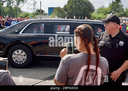 Philadelphia, USA. September 2023. Die Teilnehmer der Tri-State Labor Day Parade warten auf die vorbeifahrende Präsidentenautobahn, bevor sie am 4. September 2023 auf dem Christopher Columbus Boulevard in Philadelphia, PA, USA marschieren. US-Präsident Joe Biden begann die jährliche Parade mit einer Rede in der 19 Gewerkschaftshalle von Sheet Metal Workers. Quelle: OOgImages/Alamy Live News Stockfoto