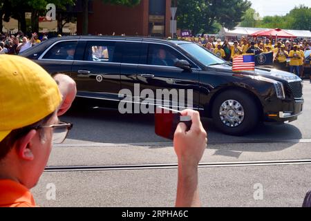 Philadelphia, USA. September 2023. Die Teilnehmer der Tri-State Labor Day Parade warten auf die vorbeifahrende Präsidentenautobahn, bevor sie am 4. September 2023 auf dem Christopher Columbus Boulevard in Philadelphia, PA, USA marschieren. US-Präsident Joe Biden begann die jährliche Parade mit einer Rede in der 19 Gewerkschaftshalle von Sheet Metal Workers. Quelle: OOgImages/Alamy Live News Stockfoto