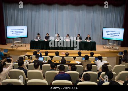 191103 -- SHANGHAI, 3. November 2019 -- Geng Meiyu 2nd L, Schlüsselerfinder des Medikaments GV-971, auch Forscher des Shanghai Institute of Materia Medica unter der Chinesischen Akademie der Wissenschaften, spricht über die Erfindung des neuen Medikaments während einer Pressekonferenz in Shanghai, Ostchina, 3. November 2019. Ein selbst gewachsenes Medikament zur Behandlung der Alzheimer-Krankheit wurde von der National Medical Products Administration genehmigt, um den Markt zu erreichen, so seine Entwickler am Samstag. Das Medikament GV-971 wurde von der Ocean University of China, dem Shanghai Institute of Materia Medica unter der Chinesischen Akademie der Wissenschaften und G entwickelt Stockfoto