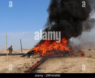 Bilder des Jahres 2019, News 11 November News Bilder des Tages 191103 -- KABUL, 3. Nov. 2019 -- Foto aufgenommen am 3. Nov. 2019 zeigt Rauch, der von brennenden Drogen in der Provinz Baghlan im Norden Afghanistans steigt. Die afghanischen Behörden verbrannten am Sonntag in zwei Provinzen etwa 28 Tonnen beschlagnahmte Suchtstoffe, die letzte im Kampf gegen den illegalen Drogenhandel. Foto von /Xinhua AFGHANISTAN-ERGRIFFEN DROGEN Sahel PUBLICATIONxNOTxINxCHN Stockfoto