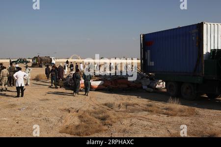 191103 -- KABUL, 3. November 2019 -- afghanische Sicherheitskräfte bereiten sich auf die Verbrennung von Drogen in der Provinz Helmand im Süden Afghanistans vor, 3. November 2019. Die afghanischen Behörden verbrannten am Sonntag in zwei Provinzen etwa 28 Tonnen beschlagnahmte Suchtstoffe, die letzte im Kampf gegen den illegalen Drogenhandel. Foto von /Xinhua AFGHANISTAN-BESCHLAGNAHMTE DROGEN AbdulaxAzizxSafdari PUBLICATIONxNOTxINxCHN Stockfoto