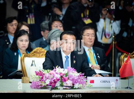 191104 -- BANGKOK, 4. November 2019 -- der chinesische Ministerpräsident Li Keqiang nimmt am 22. ASEAN-Treffen mit 103 führenden Persönlichkeiten aus China, Japan und Südkorea in Bangkok, Thailand, am 4. November 2019 Teil. THAILAND-BANGKOK-LI KEQIANG-ASEAN-CHINA-JAPAN-SÜDKOREA-STAATS- UND REGIERUNGSCHEFS TREFFEN ZHAIXJIANLAN PUBLICATIONXNOTXINXCHN Stockfoto