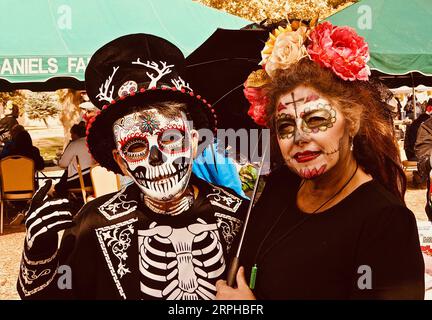 191104 -- ALBUQUERQUE, 4. November 2019 Xinhua -- Menschen in Kostümen besuchen eine Dia de Los Muertos Feier auf einem lokalen Friedhof in Albuquerque, New Mexico, USA, am 3. November 2019. Die Feier ist der traditionelle mexikanische Tag der Toten, an dem sich die Teilnehmer an verstorbene Lieben erinnern. Foto von Richard Lakin/Xinhua U.S.-ALBUQUERQUE-DIA DE LOS MUERTOS PUBLICATIONxNOTxINxCHN Stockfoto