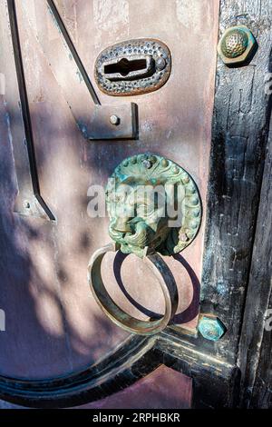Alter Türklopfer, bronzener Löwe, alte Tür am Eingang des Toplou-Klosters, Kreta, Griechenland. Stockfoto