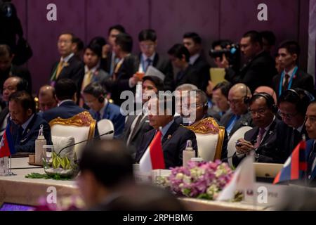 191104 -- BANGKOK, 4. November 2019 -- kambodschanischer Premierminister Samdech Techo Hun Sen C nimmt am 22. ASEAN Plus Three Summit in Bangkok, Thailand, am 4. November 2019 Teil. Der Verband Südostasiatischer Nationen, China, Japan und Südkorea ASEAN plus drei Länder oder 103 verpflichtete sich hier am Montag, die regionale Vernetzung zu verbessern, um ihre kollektiven Bemühungen um regionale Integration zu verwirklichen und eine nachhaltige Entwicklung zu fördern. THAILAND-BANGKOK-ASEAN PLUS DREI GIPFEL ZHUXWEI PUBLICATIONXNOTXINXCHN Stockfoto