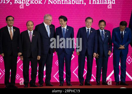 191104 -- BANGKOK, 4. November 2019 -- von L nach R thailändischer Premierminister Prayut Chan-o-cha, vietnamesischer Premierminister Nguyen Xuan Phuc, australischer Premierminister Scott Morrison, japanischer Premierminister Shinzo Abe, südkoreanischer Präsident Moon Jae-in, Brunei Sultan Haji Hassanal Bolkiah und der indonesische Präsident Joko Widodo reagieren auf eine Fotosession des 3. RCEP-Gipfels der regionalen umfassenden Wirtschaftspartnerschaft in Bangkok, Thailand, am 4. November 2019. THAILAND-BANGKOK-RCEP-GIPFEL ZhuxWei PUBLICATIONxNOTxINxCHN Stockfoto