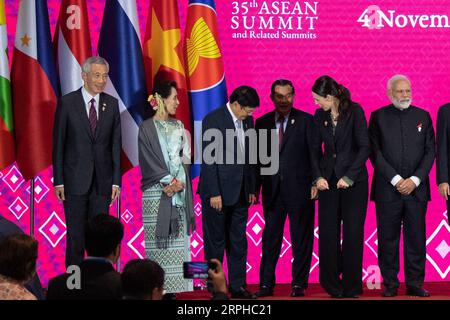 191104 -- BANGKOK, 4. November 2019 -- von L zu R Singapurer Premierminister Lee Hsien Loong, Myanmar Staatsrätin Aung San Suu Kyi, Laos Premierminister Thongloun Sisoulith, kambodschanischer Premierminister Samdech Techo Hun Sen, der neuseeländische Premierminister Jacinda Ardern und der indische Premierminister Narendra Modi reagieren auf eine Fotosession des 3. RCEP-Gipfels der regionalen umfassenden Wirtschaftspartnerschaft am 4. November 2019 in Bangkok, Thailand. THAILAND-BANGKOK-RCEP-GIPFEL ZhuxWei PUBLICATIONxNOTxINxCHN Stockfoto