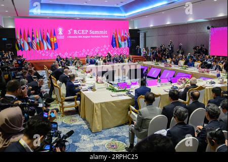 191104 -- BANGKOK, 4. November 2019 -- Teilnehmer nehmen am 3. RCEP-Gipfel der regionalen umfassenden Wirtschaftspartnerschaft am 4. November 2019 in Bangkok, Thailand, Teil. THAILAND-BANGKOK-RCEP-GIPFEL ZhuxWei PUBLICATIONxNOTxINxCHN Stockfoto